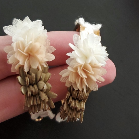 🆕️ Floral Hoop Earrings - Picture 2 of 7